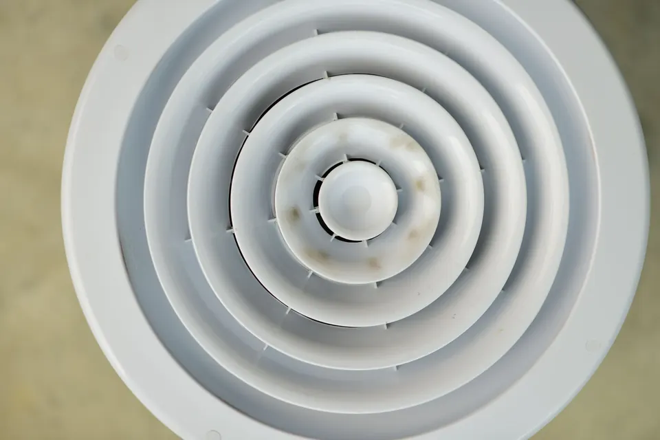 Wit ventilatieventiel van dichtbij