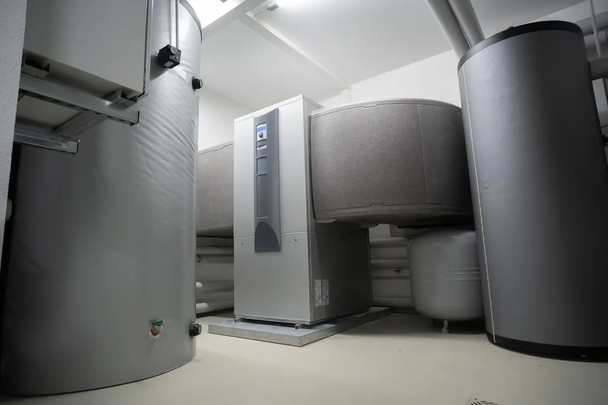 Warmtepomp met warmwatervat in een technische ruimte